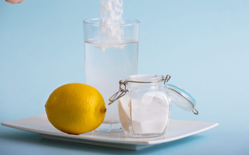 Agua con bicarbonato y limon